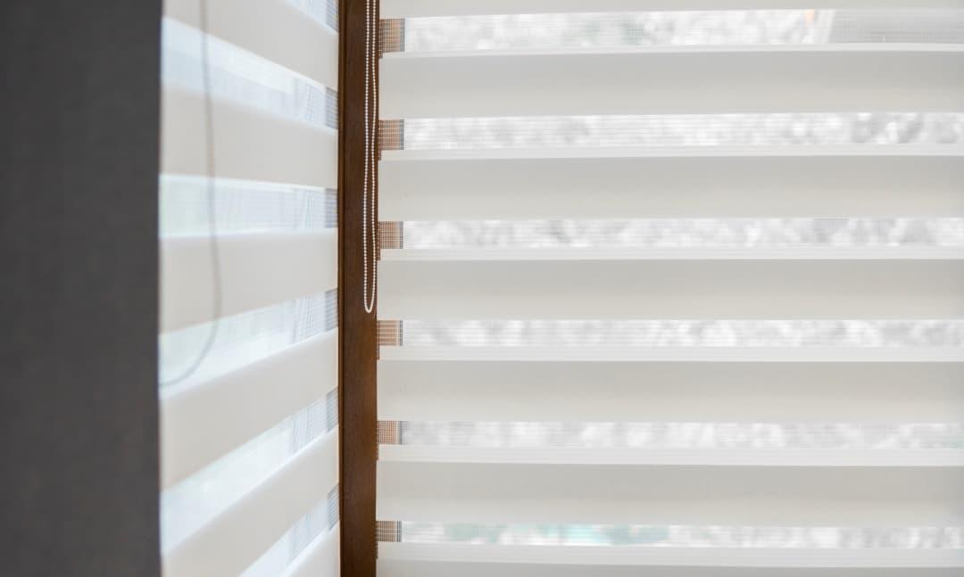 details-white-fabric-roller-blinds-plast.jpg