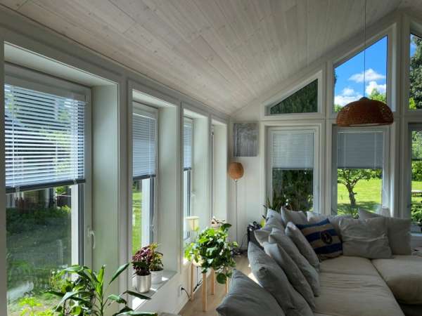 Sezónne upratovanie okien a dverí – údržba, ktorá predĺži životnosť tienenia