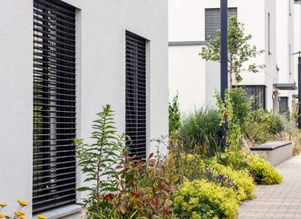 Bývanie v meste vs. na dedine: rozdiely v svetle, hluku a súkromí